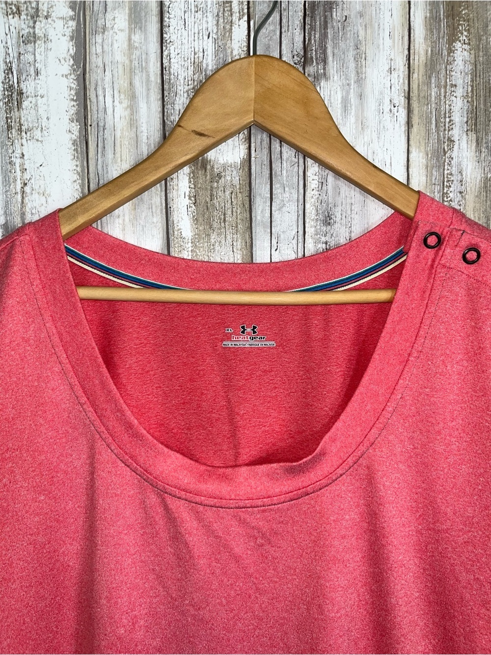Under Armour HeatGear Pink Short Sleeve Top XL Athletic Tee Button Shoulder - Picture 4 of 5